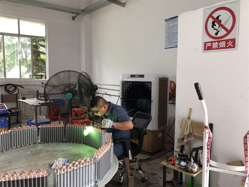 各大型廠房車間都配置工業(yè)冷風(fēng)機(jī)，通風(fēng)降溫效果沒話說