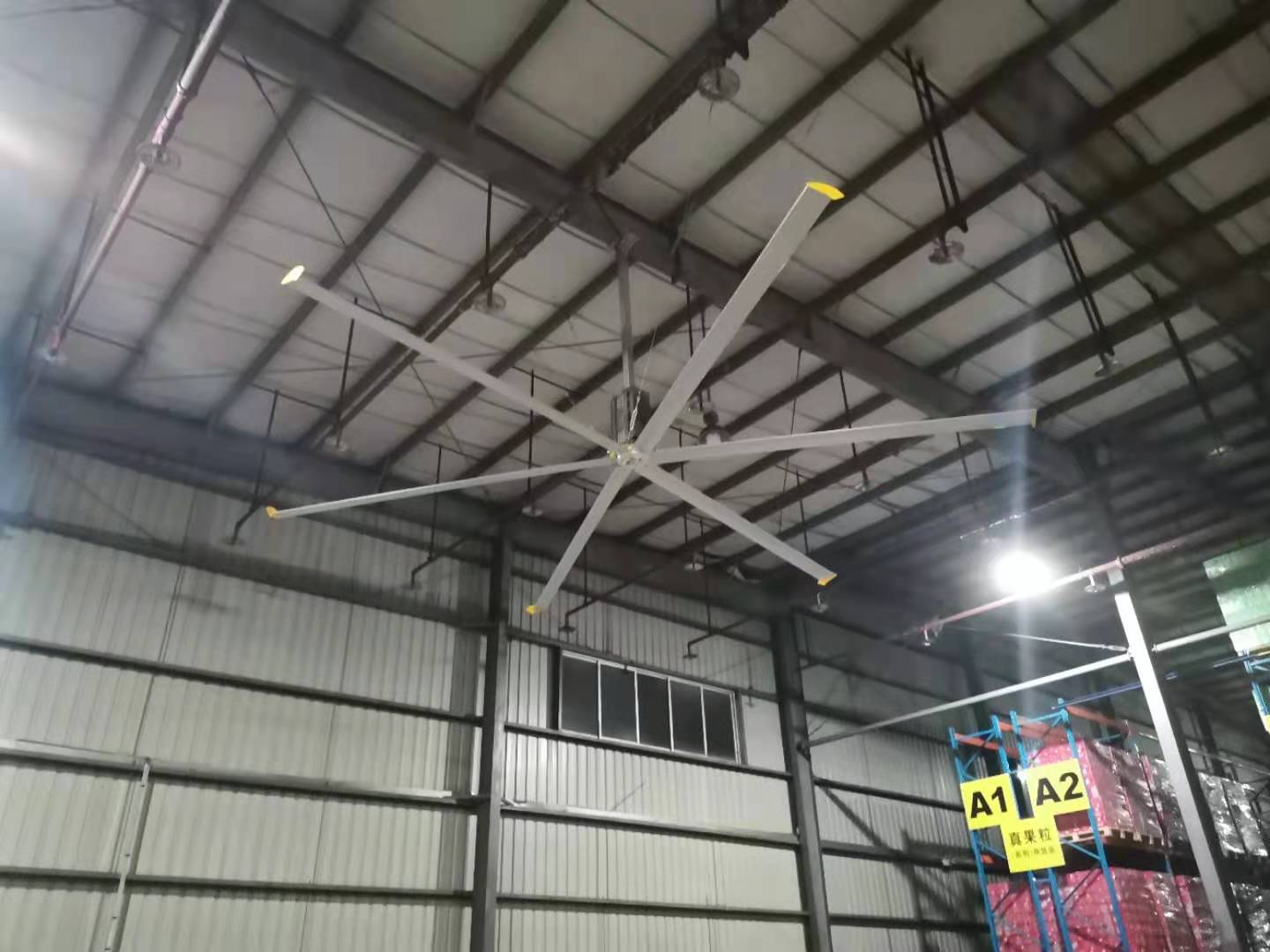 工業(yè)大風扇能幫助貨運物流倉庫擺脫悶熱環(huán)境
